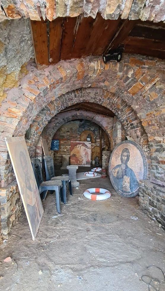 On the left is the painting of St. Nicholas, the patron saint of the sailors and of Greece