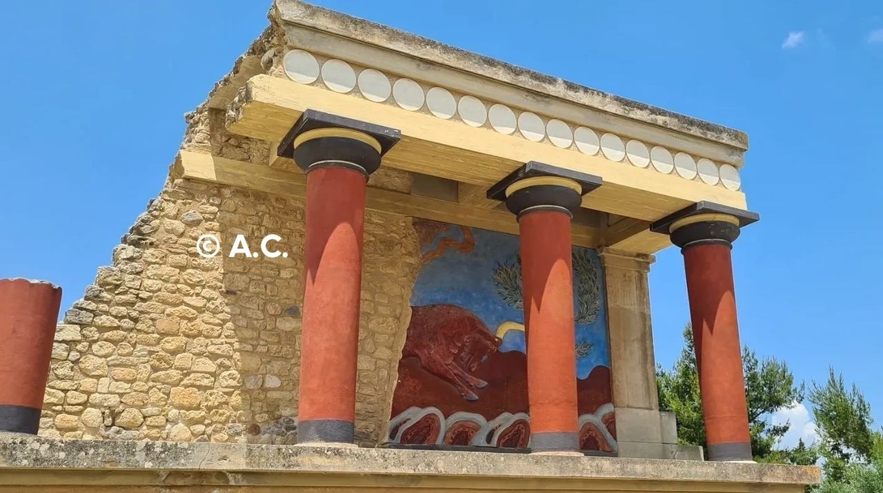 Bull Fresco and the Minoan columns, the most famous part of the palace